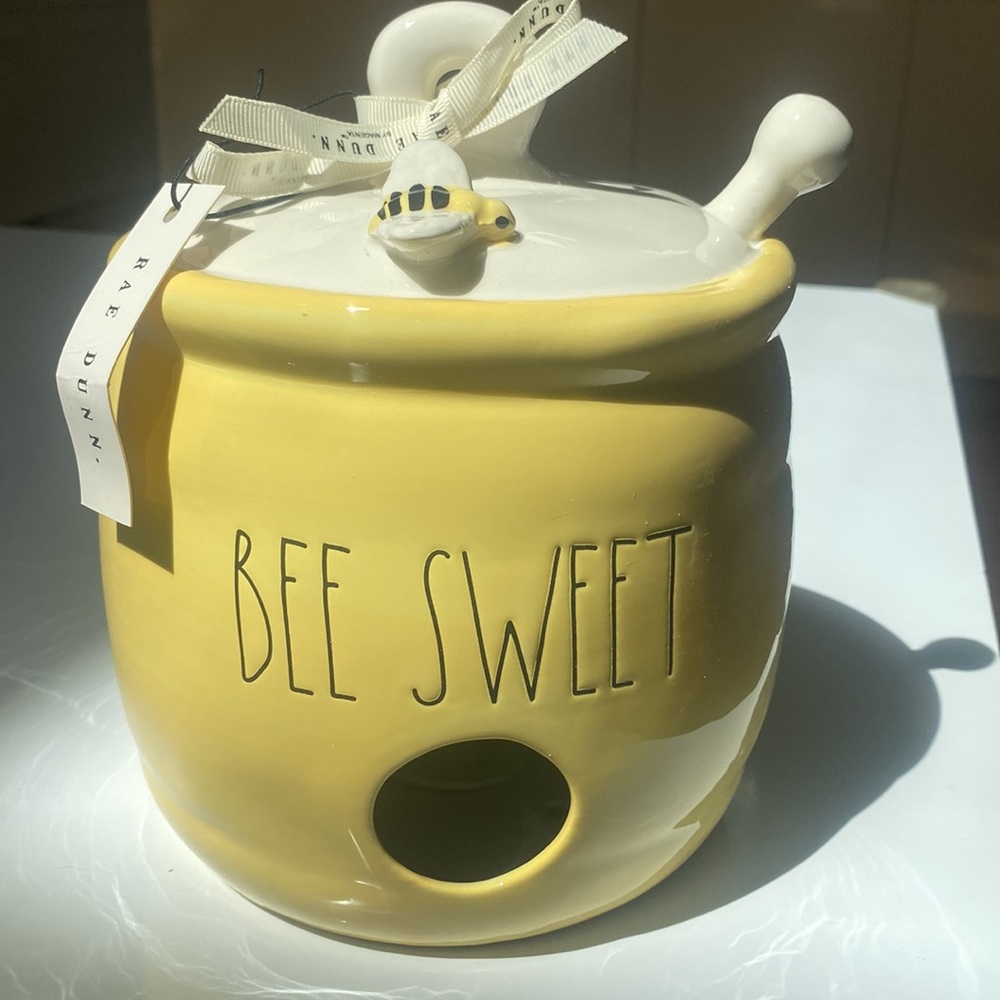 Rae Dunn, ceramic 8”sweet honey pot shaped birdhouse. Text reads”Bee Sweet” - Picture 1 of 7